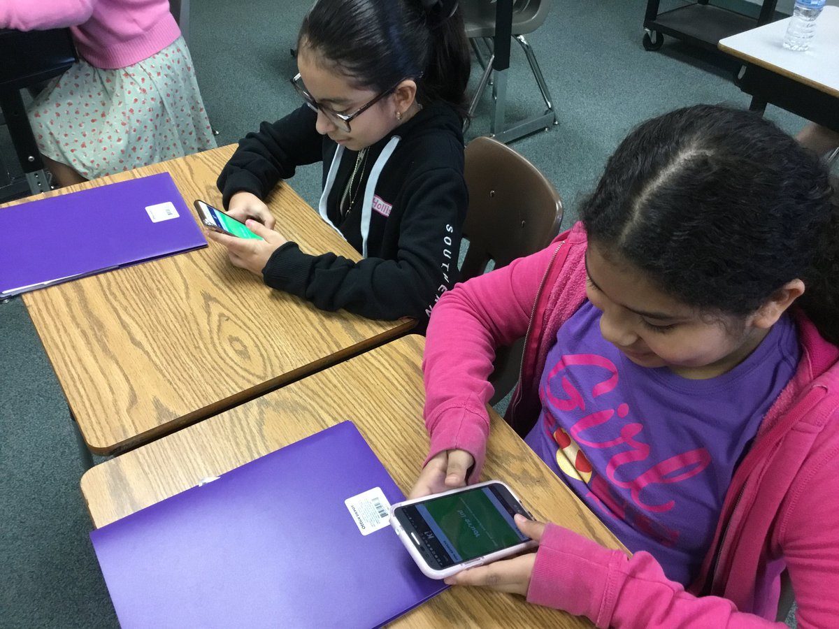 edtechie18's tweet image. 4th graders BYOD to create and play their own @GetKahoot about story details. #edtc645