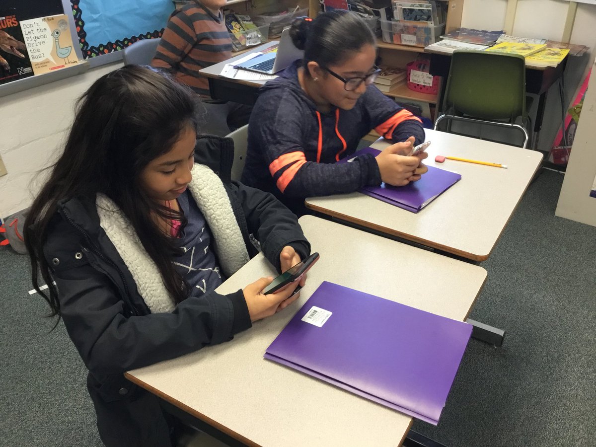edtechie18's tweet image. 4th graders BYOD to create and play their own @GetKahoot about story details. #edtc645