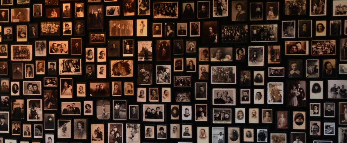 auschwitzxhibit's tweet photo. Imágenes robadas a prisioneros en #Auschwitz, mostradas actualmente al público en @AuschwitzMuseum Imagen tomada por Pawel Sawicki. https://t.co/uMr8M6qpsm