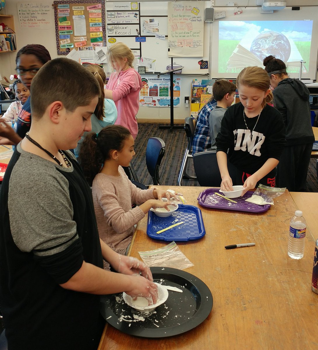 KrisFerguson17's tweet photo. 5th grade fun with Oobleck #DrSeuss @dziegler15 @lafave_ @KiresClassPage https://t.co/PGn9UNlx63