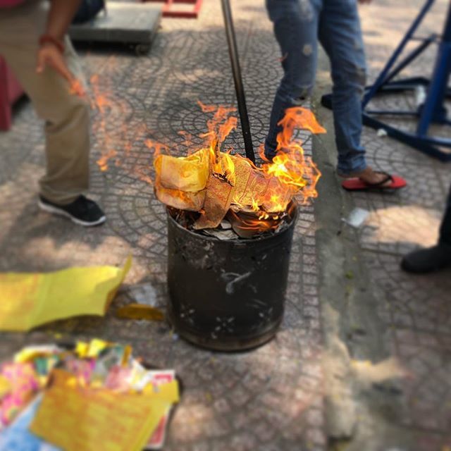 JoeStanco's tweet photo. 🔥💵 #vietnam #saigon #lunarnewyear #luckymoney https://t.co/f6cPAZkK0N https://t.co/y9CPjmEeiu