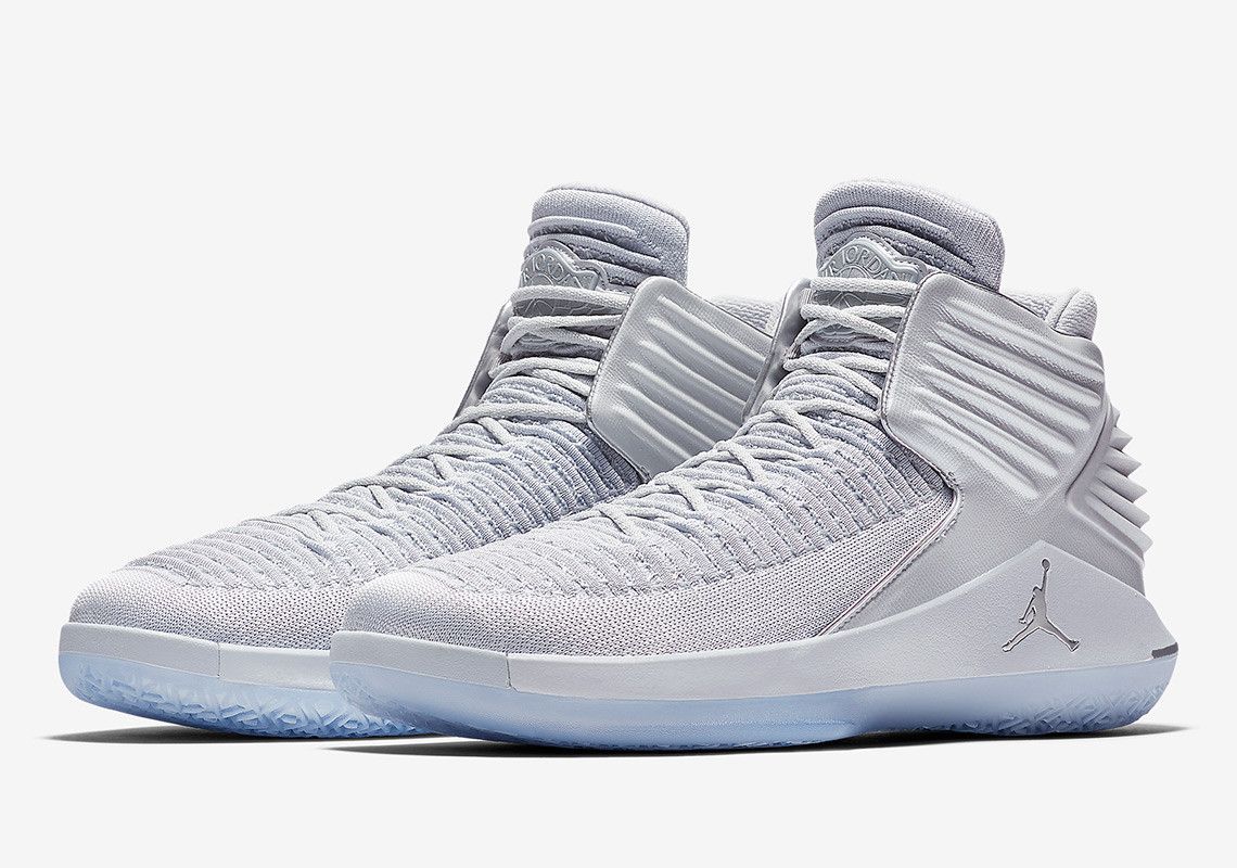 SneakerNews's tweet photo. Doesn't get much cleaner than these "Pure Platinum" 32s 
https://t.co/Ca6PcV5aVX https://t.co/NTdqeCWIva