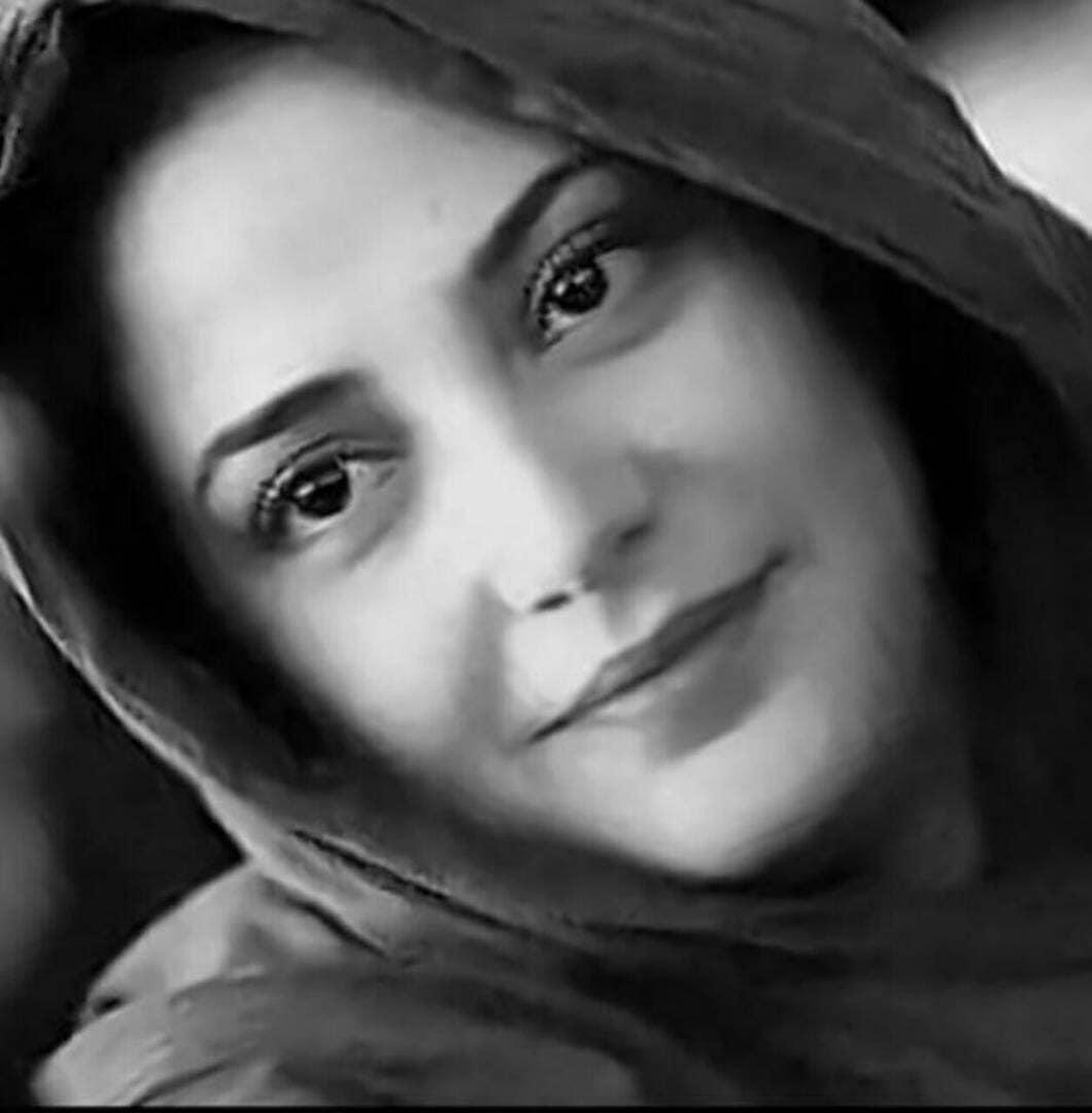 _hj__j's tweet photo. لا تحتقـر الّذين ينظـروُن إليكَ طويلاً ..
قـد تكـون تُشبـه أحبابهُم البعـيدين ، 
أو تملك شيئاً مِنْ ذكرياتهم ،
فقط إبتسمْ !
فالأربعُون لـم يُخلقوا عبثـاً .🥀 «✏ https://t.co/Jbs3v8Ekrc