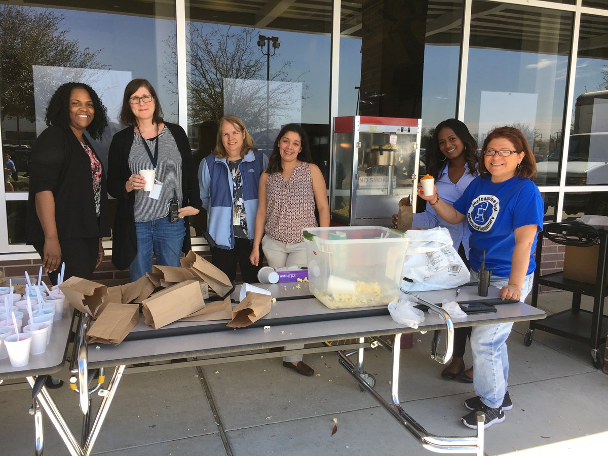 ERiosriveramelo's tweet photo. Thank you ladies for everything you do for our students! They really enjoyed the treats! 
🤗😍 Holmquist Elementary 🎉🌟 https://t.co/vw2BKgrBLO
