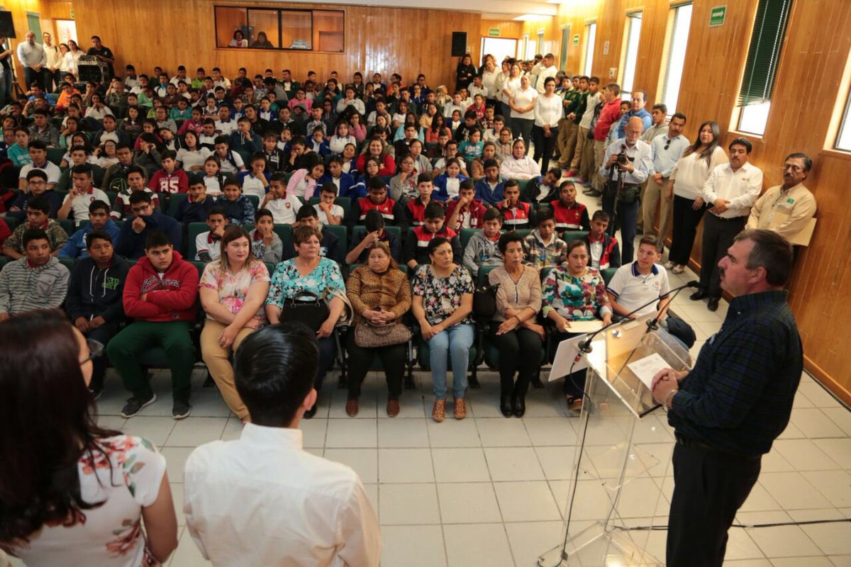 DIFCoah's tweet photo. En #CuatroCiénegas alumnos del Bachillerato Tecnológico Agropecuario 22 recibieron a @MarcelaGorgon y al alcalde José Luis Fdz. junto a ellos aperturaron el programa #MasculinidadPorLaPaz que promueve una cultura de paz y autocuidado #FuerteCoahuilaEs @mrikelme @docardenas https://t.co/PFgihGyWLH