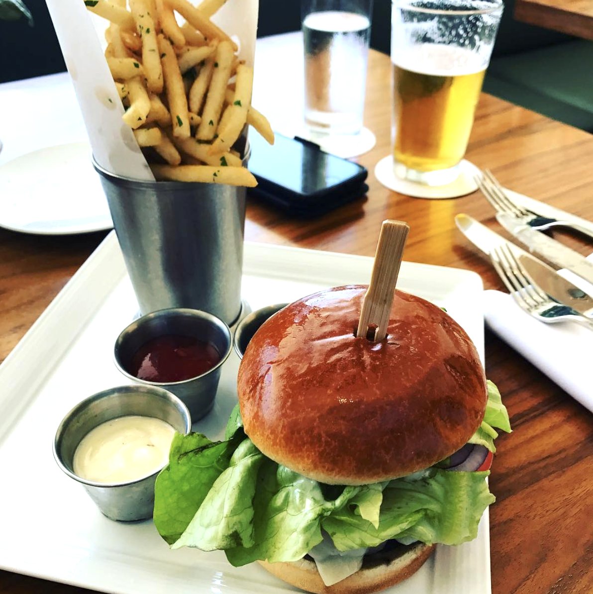 A burger &amp; beer sort of day at BLT Market! 🍔#bltmarket #hawaiieats #burger #beer