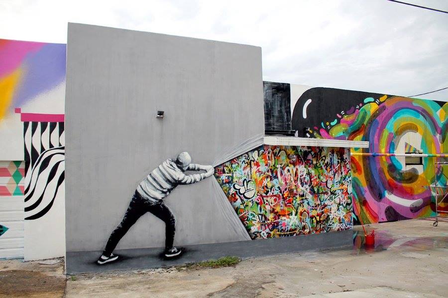 CrayolaMex's tweet photo. Martin Watson combina  imágenes monocromáticas en colores grises con plantillas y decoradas con graffiti de colores muy vivos, ¿te gustan? https://t.co/rXho5cF2p3