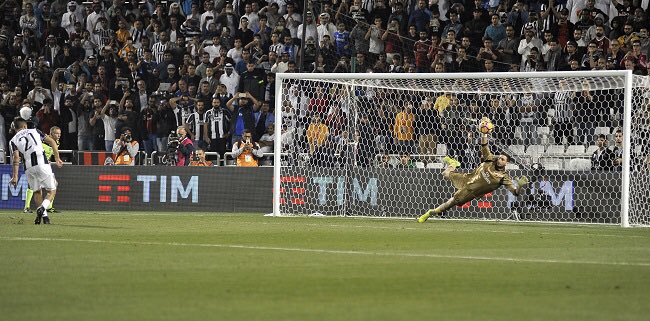 AC_MilanFR's tweet photo. Dybala: « Si Milan gagne la Coppa je me rase la tête. »

La réponse de Gattuso: « Si la Juve gagne la LDC je me coupe les couilles. » https://t.co/v2pAcHf6Qj