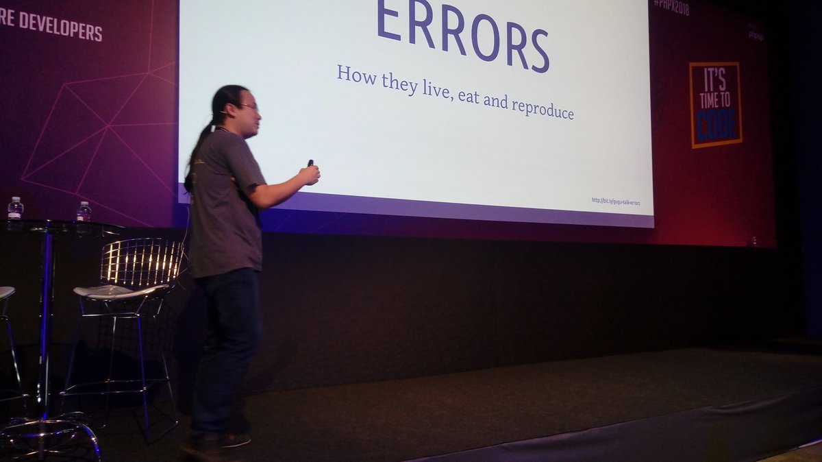 eriksencosta's tweet image. Agora é a hora do outro amiguinho famoso da oficina palestrar. #Errors do @augustohp #PHPx2018