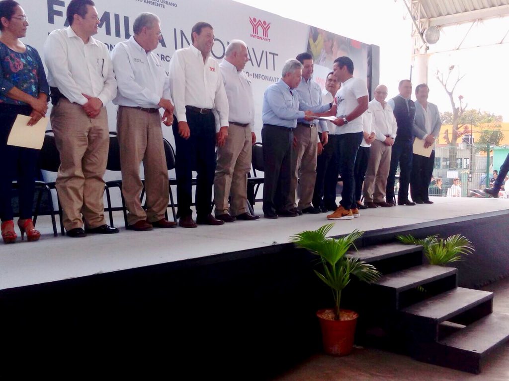 Gerardo_PenaF's tweet photo. Acompaño a nuestro gobernador @fgcabezadevaca, a @estrella_gil y funcionarios, en la ceremonia de firma de convenio y entrega de escrituras #FamiliaInfonavit entre el @gobtam y el @Infonavit en el municipio #Altamira. Trabajando por #Tam. https://t.co/QMCXukAgvk