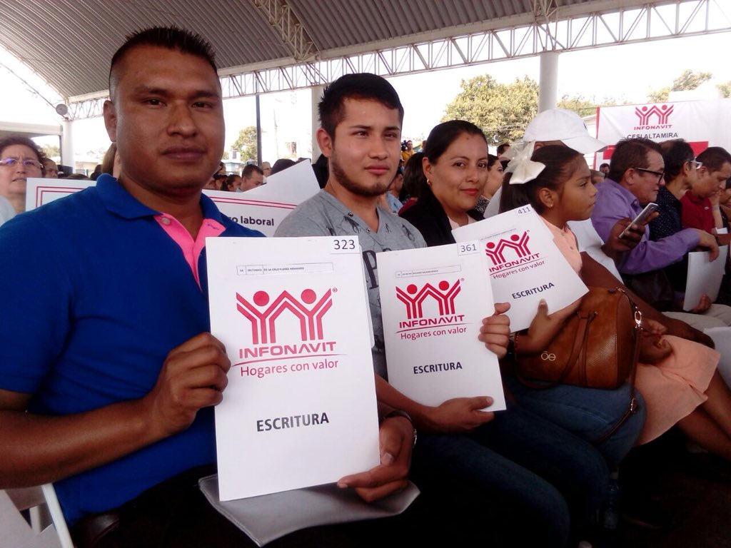 Gerardo_PenaF's tweet photo. Acompaño a nuestro gobernador @fgcabezadevaca, a @estrella_gil y funcionarios, en la ceremonia de firma de convenio y entrega de escrituras #FamiliaInfonavit entre el @gobtam y el @Infonavit en el municipio #Altamira. Trabajando por #Tam. https://t.co/QMCXukAgvk