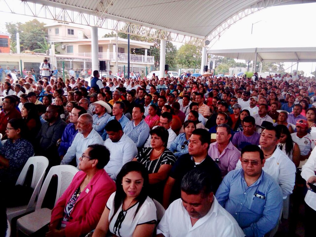 Gerardo_PenaF's tweet photo. Acompaño a nuestro gobernador @fgcabezadevaca, a @estrella_gil y funcionarios, en la ceremonia de firma de convenio y entrega de escrituras #FamiliaInfonavit entre el @gobtam y el @Infonavit en el municipio #Altamira. Trabajando por #Tam. https://t.co/QMCXukAgvk