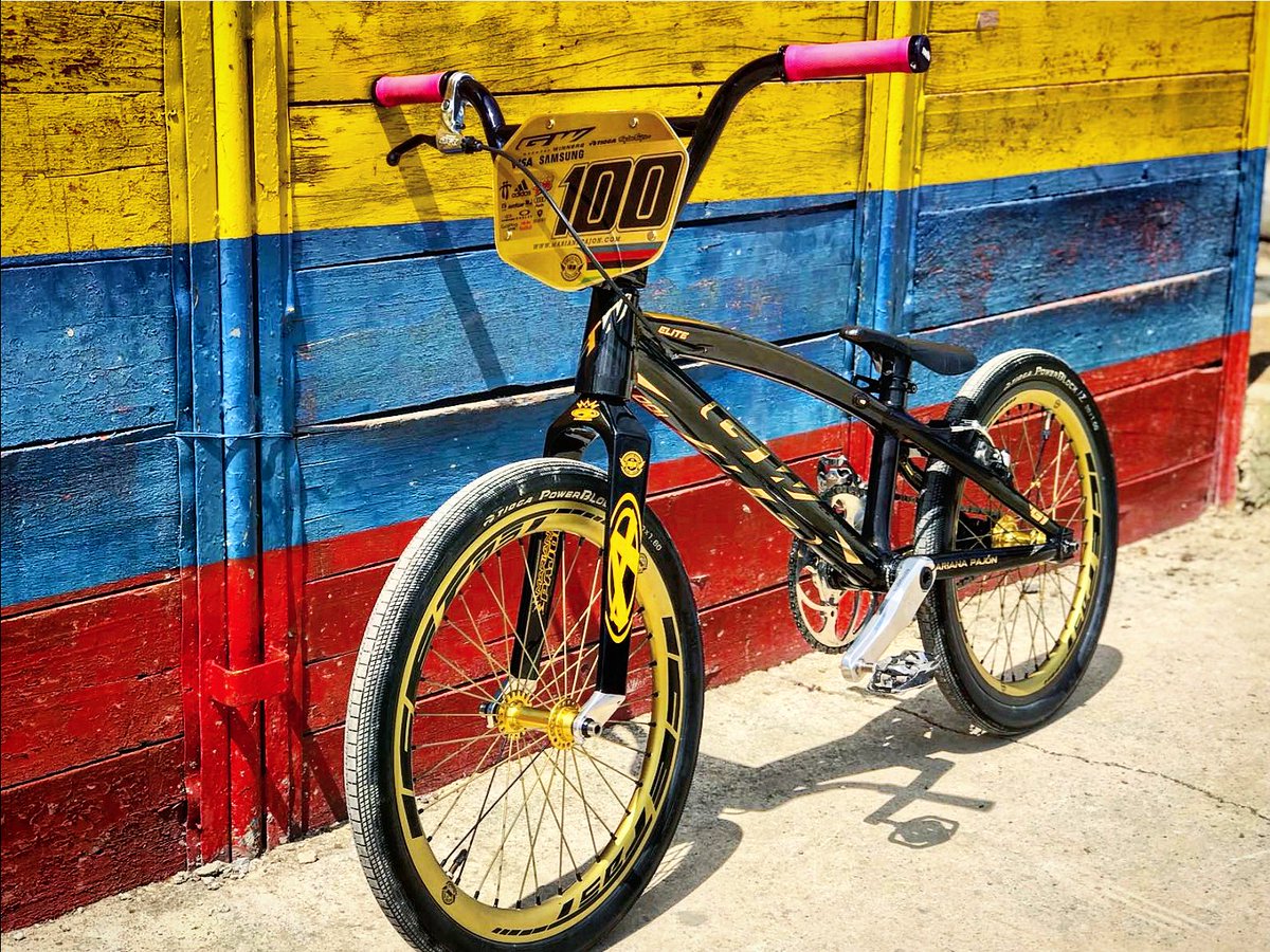 Miguel Pajón L. on Twitter: "En 2017, la bicicleta de @marianapajon fue un  homenaje al #ORO que nos hizo llorar de emoción en #RIO2016. En #2018, la  #ReinaDelBMX decidió utilizar el color