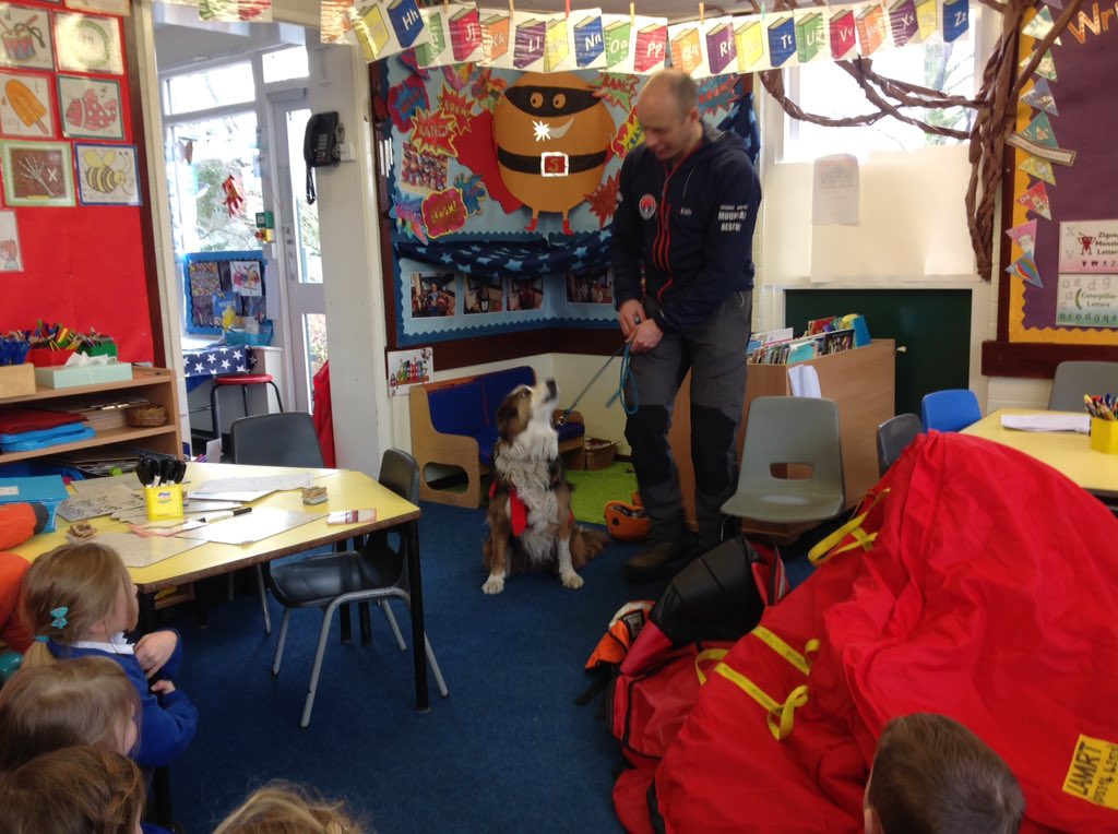 StaveleySchool's tweet photo. Thank you for bringing Kit the dog and your Land Rover. #MountainRescue #LAMRT #superdog https://t.co/HPYYQtdBSp