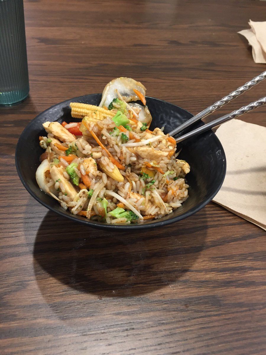 aamhc's tweet photo. Students seem to be enjoying the dining hall! How can they not!? It looks delicious! #MountHolyoke #DiningCommons https://t.co/0WqhaRTMsz