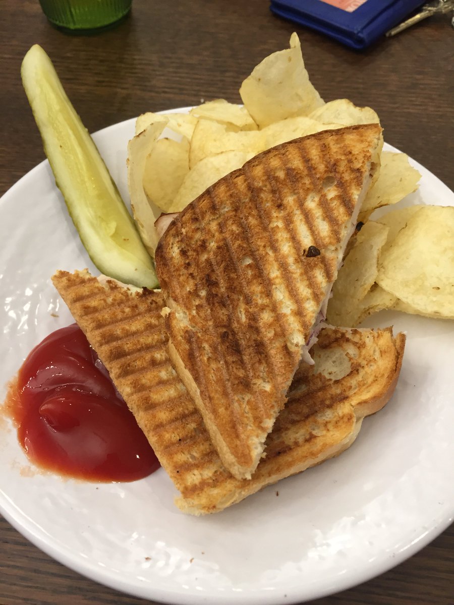 aamhc's tweet photo. Students seem to be enjoying the dining hall! How can they not!? It looks delicious! #MountHolyoke #DiningCommons https://t.co/0WqhaRTMsz
