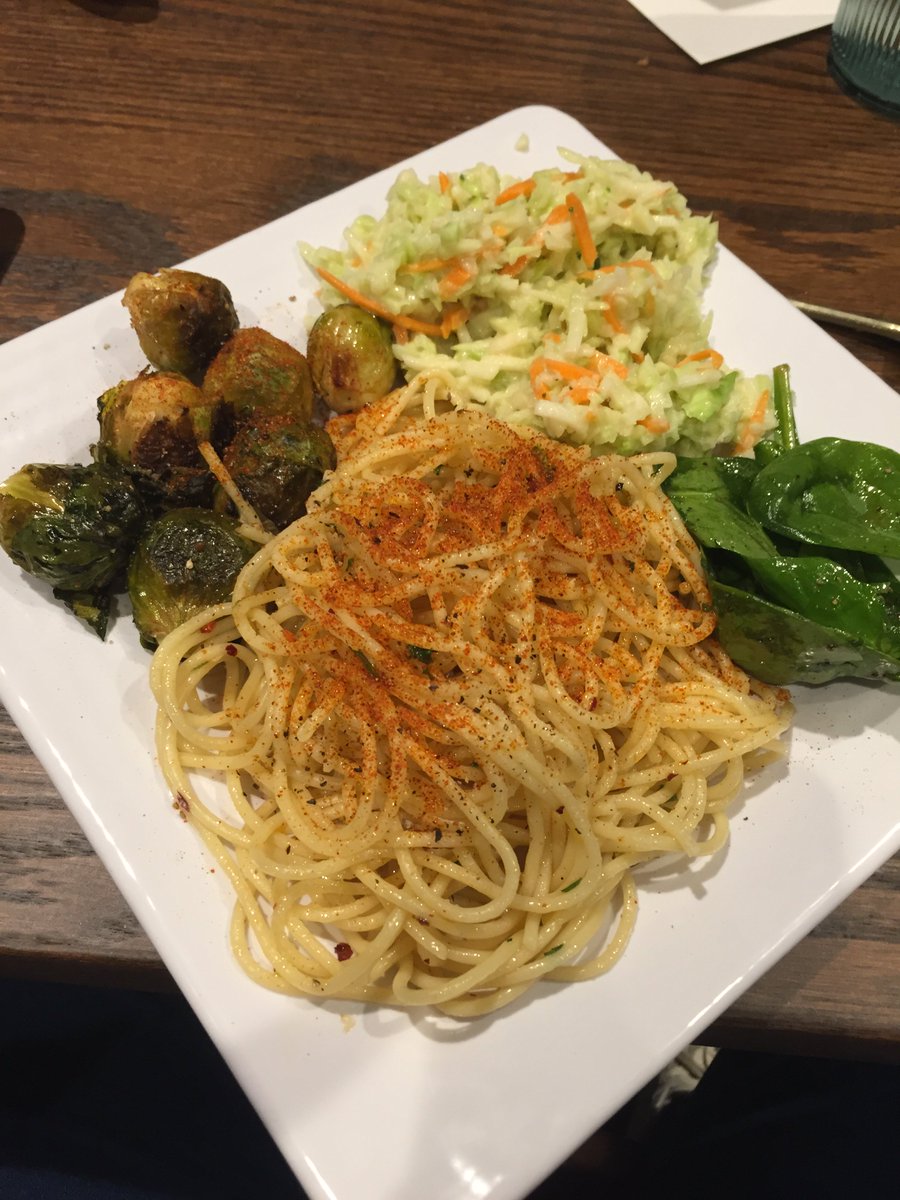 aamhc's tweet photo. Students seem to be enjoying the dining hall! How can they not!? It looks delicious! #MountHolyoke #DiningCommons https://t.co/0WqhaRTMsz