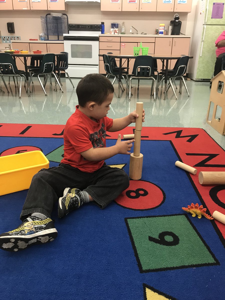 MsMary008's tweet photo. Imagine it, make it! Students creatively building and playing! https://t.co/hyKip1mNkT
