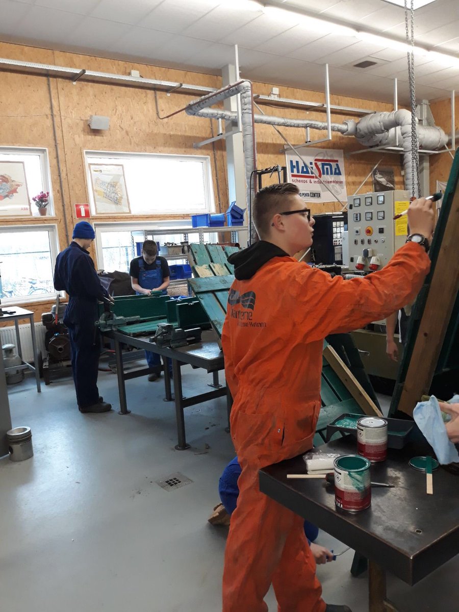 Als het ijs uit de vaart is kan onze sloep te water. Met het Harlinger kampioenschap en Grouw in de nabije toekomst willen we eigenlijk niet langer wachten. Onze botenloods staat vol met #youngsolarchallenge boten en dus gebruiken we onze machinekamer van <a href="/MarAcHarlingen/">Maritieme Academie</a>