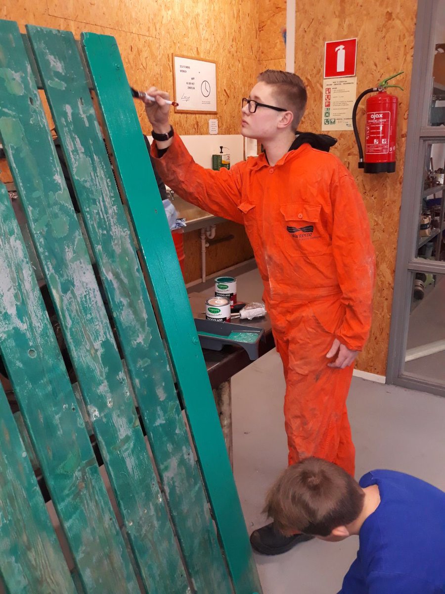 sloepaquarel's tweet photo. Als het ijs uit de vaart is kan onze sloep te water. Met het Harlinger kampioenschap en Grouw in de nabije toekomst willen we eigenlijk niet langer wachten. Onze botenloods staat vol met #youngsolarchallenge boten en dus gebruiken we onze machinekamer van @MarAcHarlingen https://t.co/GGNewhP9J2