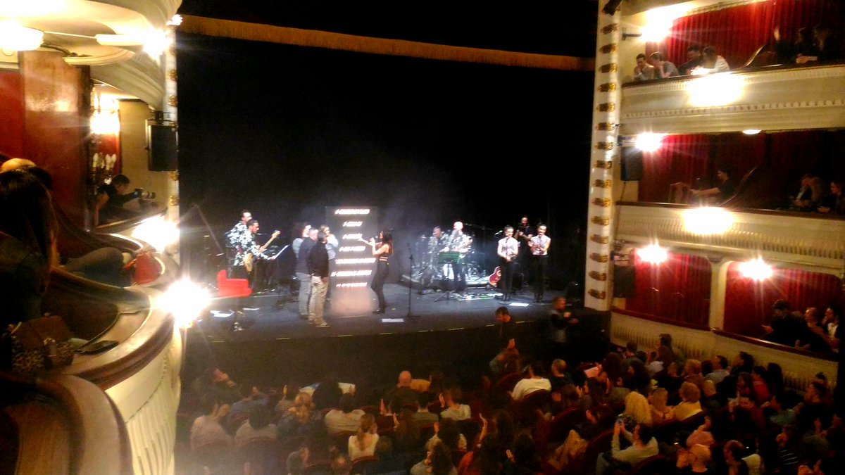 Vive la gira de <a href="/MercheOficial/">Merche</a> "De otra manera"!!! En cada concierto, 5 de los asistentes, que se hayan hecho foto en el photocall, serán seleccionados para subir al escenario y escuchar más cerca de Merche que nunca su éxito favorito. Genial idea!!!!