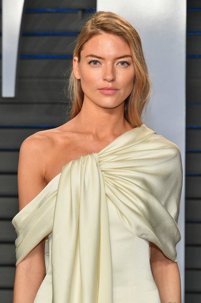 AngelsOnRunway's tweet photo. Beauty @MarthaHunt at the Vanity Fair Oscars Party ’18, wearing Marina Moscone. 🌺 https://t.co/ZhvIfET8Q5