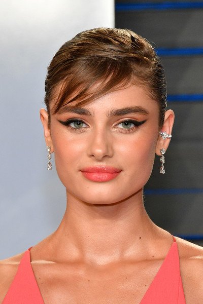 AngelsOnRunway's tweet photo. Angel face @TaylorMarieHill at the Vanity Fair Oscars Party ’18, wearing Narciso Rodriguez. 💕 https://t.co/glJvclmbdM