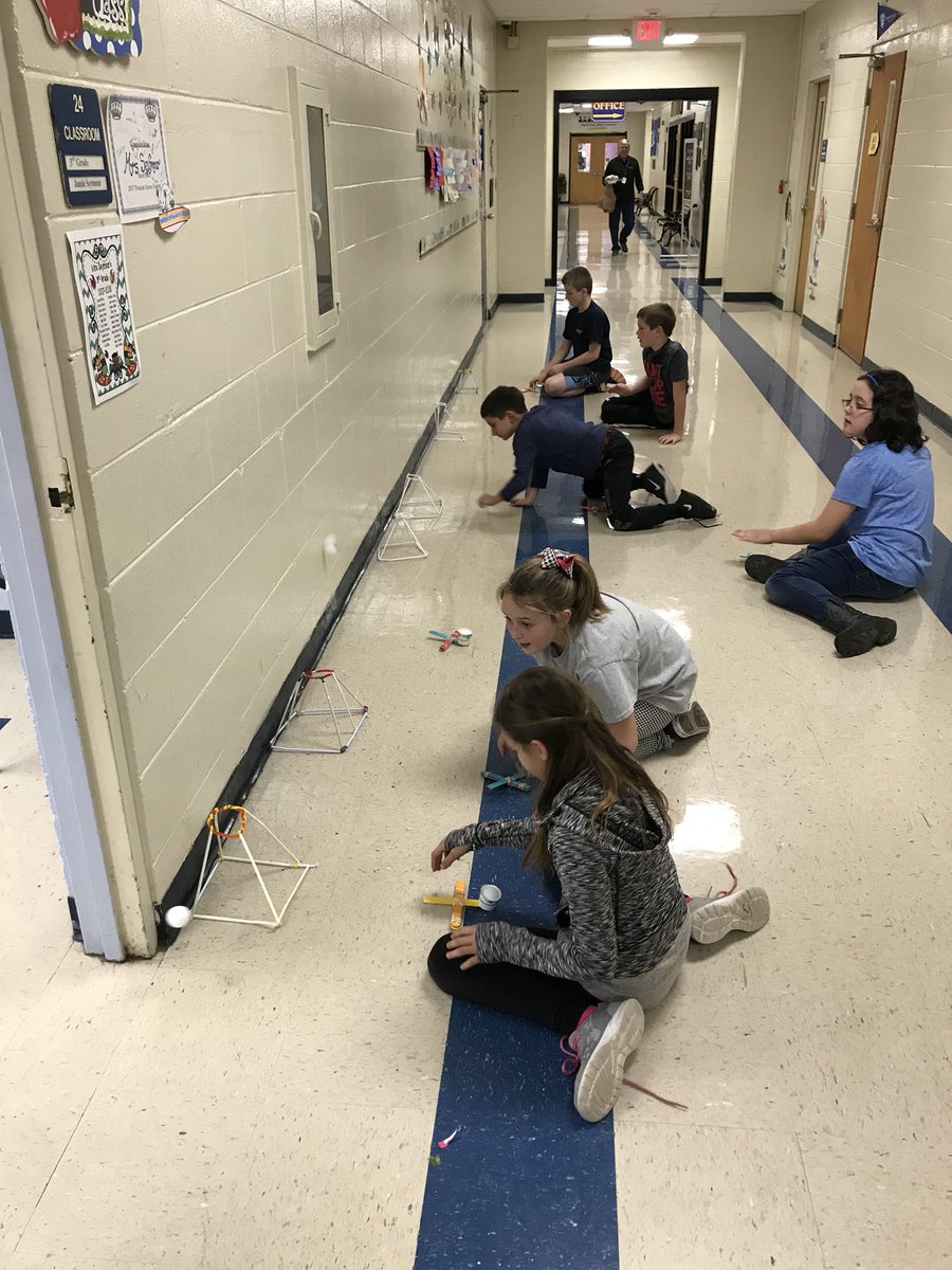 MichiganAvenueE's tweet photo. So much fun in Mrs. Seymour’s STEAM PAT class! Making basketball goals and catapults to learn about physics and architecture!! #studentengagement #learningafterhours @MASPTO @BradleySchools @jamieens https://t.co/wXR4qak2jh