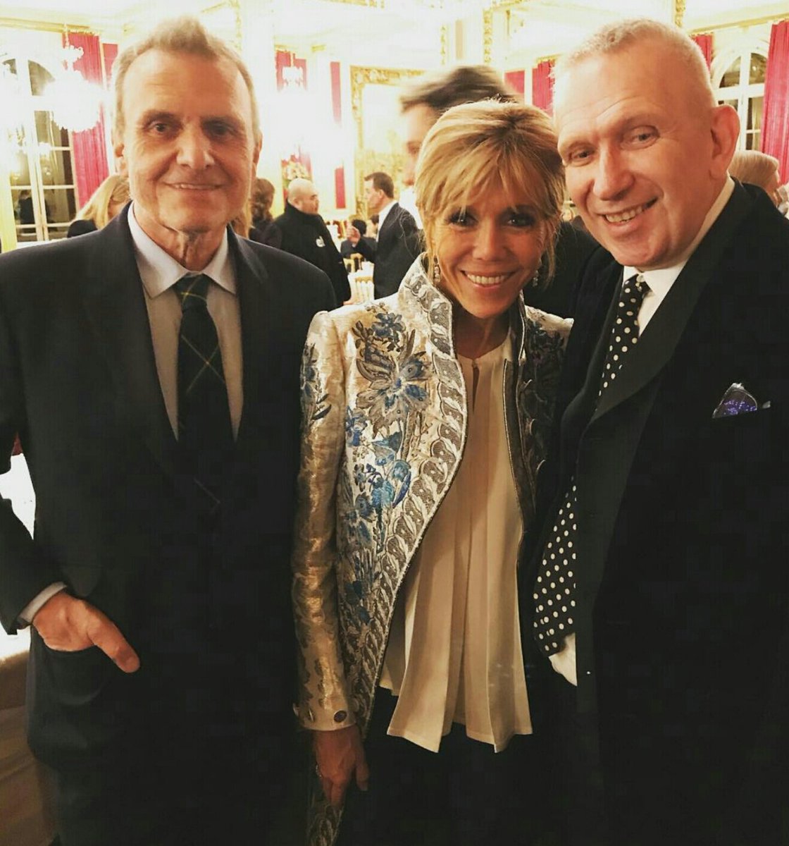 ORageetDesepoir's tweet image. Coucou les PAUVRES 😆 c'est VOUS QUI PAYEZ !!! #DinerDesCreateurs #MacronTrogneux