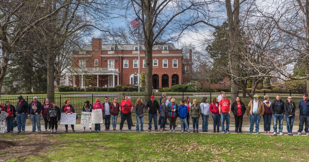 UTLAnow's tweet image. Only through real on the ground organizing were the teachers in West Virginia able to force the state government to do whats right and not what the billionaires lobbied them to do. #55strong #WVTeachersStrike #StopTheBillionairePrivatizers #ArmMeWith
buff.ly/2tl2IId