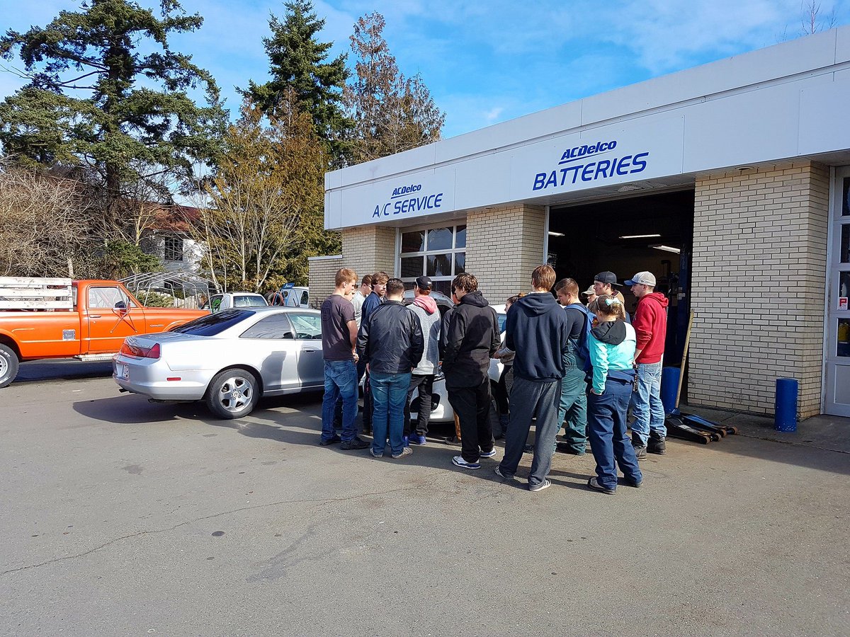 gorgevaleauto's tweet photo. Taking a moment to teach Esquimalt High School students the basics of the latest scan tool technology #greatday #community #yyj #shopclass #esquimalt

Well done Nigel!

#yyjtraffic #VictoriaLIVE https://t.co/lTP6FoIsrI