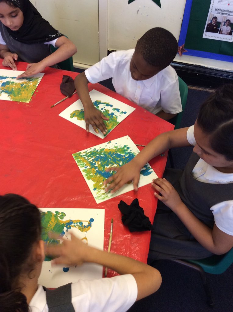 StThomas_CE's tweet photo. Year Three had an extremely enjoyable afternoon painting with the artist @Jamesnaughtart. They learnt many different techniques 🎨👍🏻😀 https://t.co/RrepsPtlI0