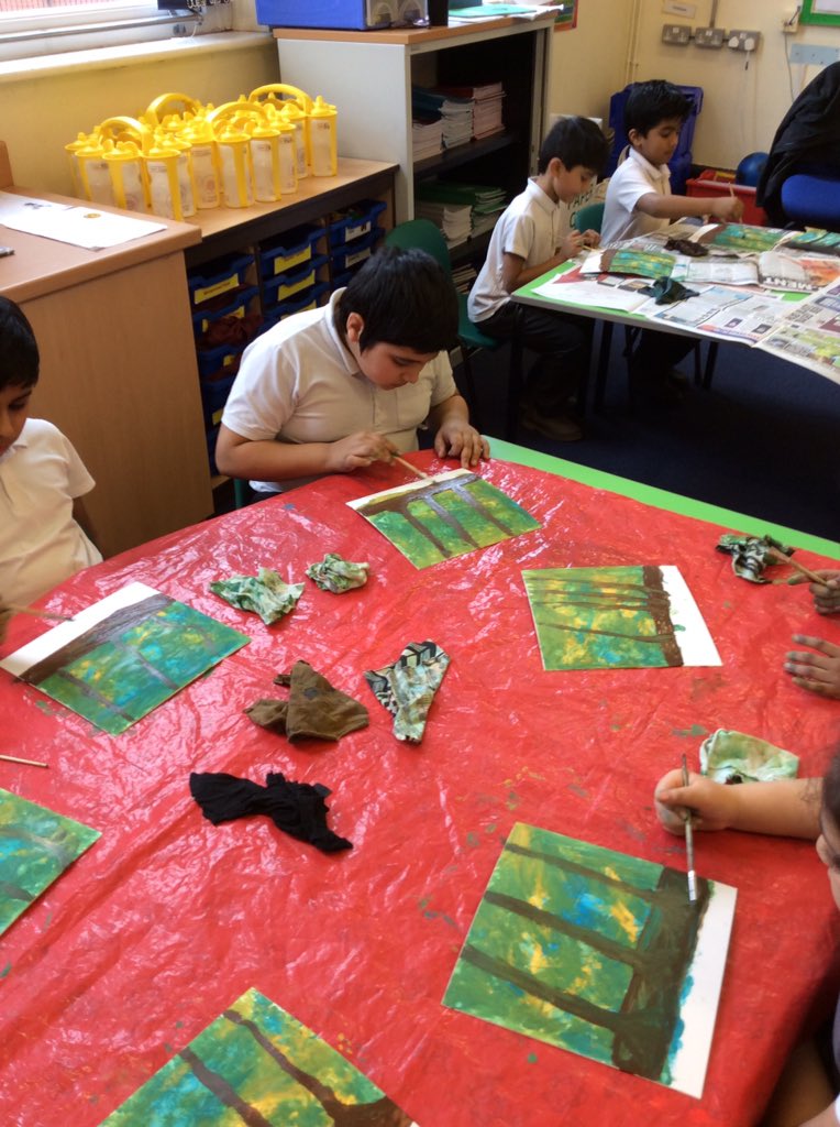 StThomas_CE's tweet photo. Year Three had an extremely enjoyable afternoon painting with the artist @Jamesnaughtart. They learnt many different techniques 🎨👍🏻😀 https://t.co/RrepsPtlI0