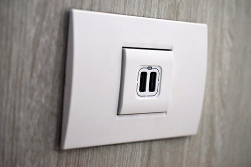 Brunelli_Elec's tweet image. Nothing says “contemporary home” or “modern office” better than USB power outlets do. Here’s why we love them! #electrician #usboutlets #installusboutlets ow.ly/OQNp30iNae3