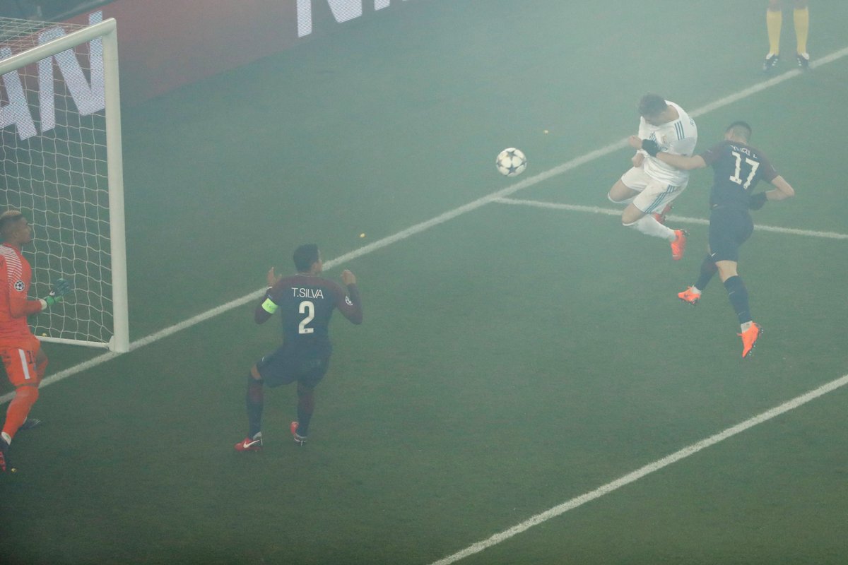 SkyFootball's tweet photo. It's going from bad to worse for PSG as Marco Verratti receives a second bookable offence for dissent. 🔴

Is there any way back for Les Parisiens? 🇫🇷

Follow the action as @PSG_inside host @realmadrid in their @ChampionsLeague last 16 second leg tie: https://t.co/HxlwhZXYlD https://t.co/qpk0xpuTq2