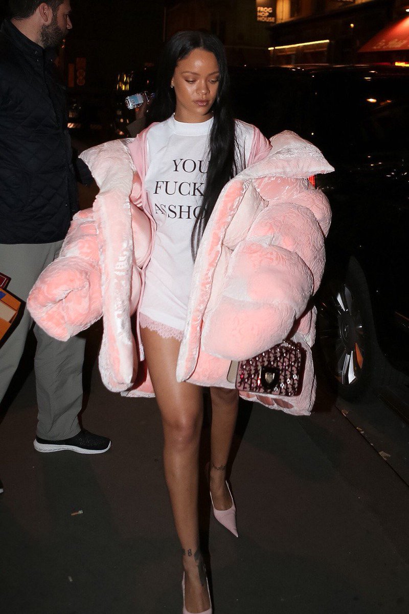 beyonseh's tweet photo. rihanna in pink? the audience unanimously agrees! https://t.co/Ydtld7M0E5