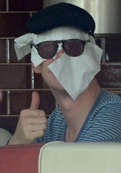 SIRIUS_0A's tweet photo. #SuperBatch @CumberbatchSpam 

Superbatch trying to go incognito
(　˙ ˙　) https://t.co/MWTPQ4NdZk