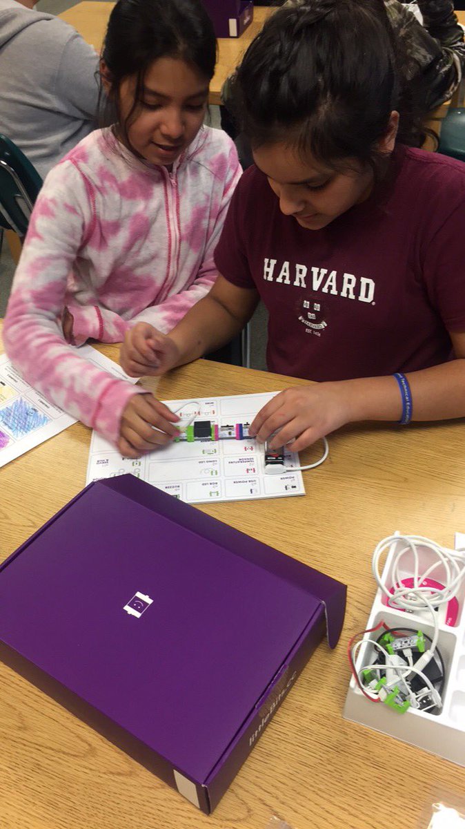 Creating our own flashlight with <a href="/littleBits/">littleBits</a>! #GirlsInSTEM #DrewRobotics <a href="/APSDrew/">Dr. Charles R. Drew Elementary</a>STEAM @APSDrew <a href="/APSESOL/">APS ESOL</a>