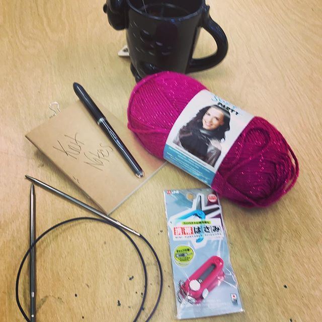 ally_blackwell's tweet photo. All ready for @smcarn and @jabunce to teach me how to knit. #thishouldbeinteresting #trymybest #socks #firsttimeknitting https://t.co/C2ArQMNj3m https://t.co/egu8ZEHDvc