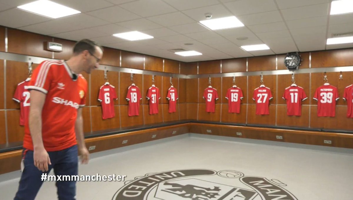 madridpormundo's tweet photo. Jorge ha conseguido que podamos visitar en exclusiva los vestuarios. ¡Qué curioso! En los vestuarios del Manchester United no hay taquillas, la filosofía es que aquí van a trabajar y es un lugar sólo para cambiarse. #mxmManchester @telemadrid https://t.co/GywXkfBGVr