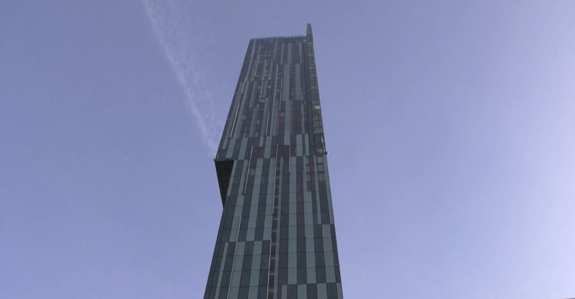 madridpormundo's tweet photo. El edificio más alto de la ciudad es un hotel, que mide 169 metros y allá que vamos. ¡Qué vistas desde aquí arriba! ¡Tenemos Manchester a nuestros pies! #mxmManchester https://t.co/acZJ9YSQLz