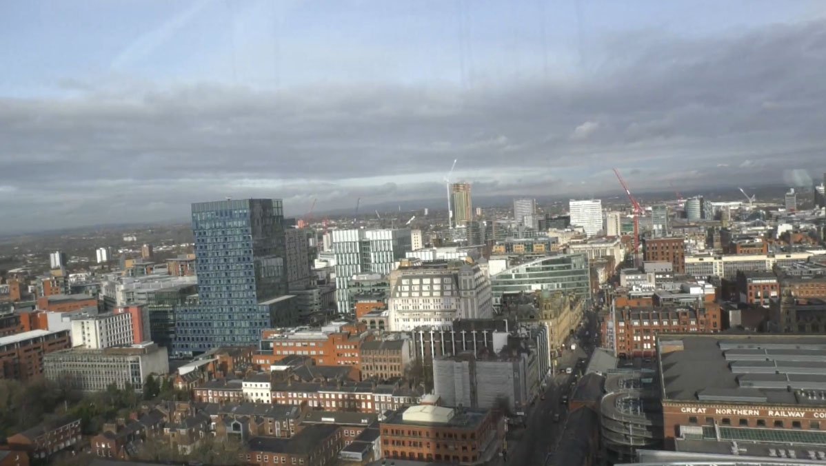 madridpormundo's tweet photo. El edificio más alto de la ciudad es un hotel, que mide 169 metros y allá que vamos. ¡Qué vistas desde aquí arriba! ¡Tenemos Manchester a nuestros pies! #mxmManchester https://t.co/acZJ9YSQLz