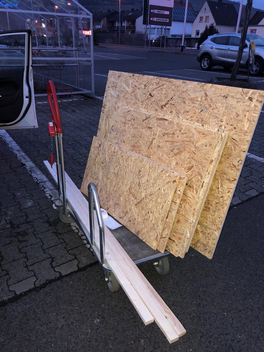Der_Judge's tweet photo. Ein Streamer ist nur so gut wie der Tisch an dem er sitzt. Alles klar Projekt „Der perfekte StreamDesk“ ist eingeleitet. #JudgementTime #judgeTV  https://t.co/ND6rnMmsFZ @StreamTeamGer @StreamlabsHQ https://t.co/sWdijeKQYp