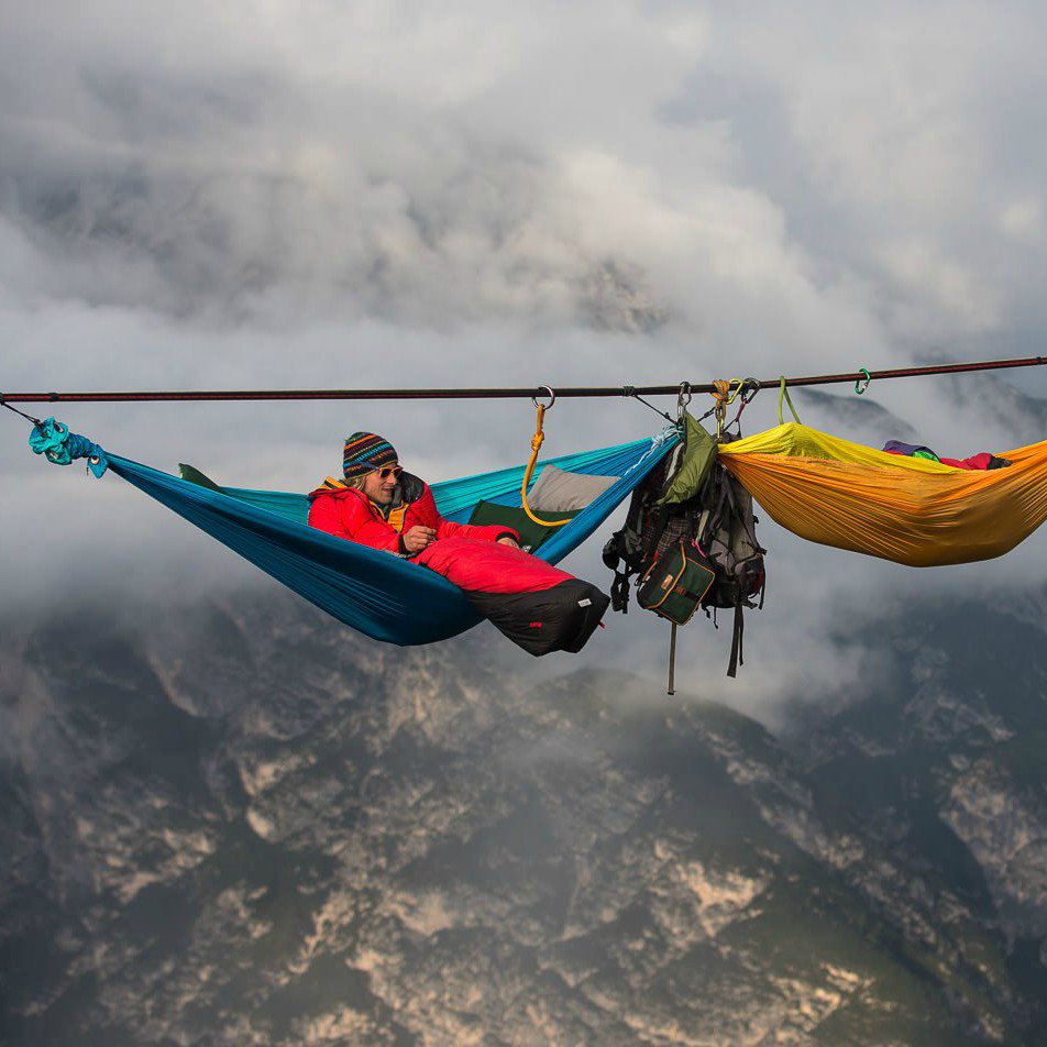 UnLugarViajes's tweet photo. #SabiasQue En las montañas Dolomitas el área conocida como Monte Piana se ha convertido en el punto de reunión de los AMANTES del EXTREMO que organizan estancias en HAMACAS colgadas a más de CIEN METROS de ALTURA?!  ¡INCREÍBLE! ¿Te animarías? #ViajaConUnLugar #MontePiana #Italia https://t.co/5VtV919jS8