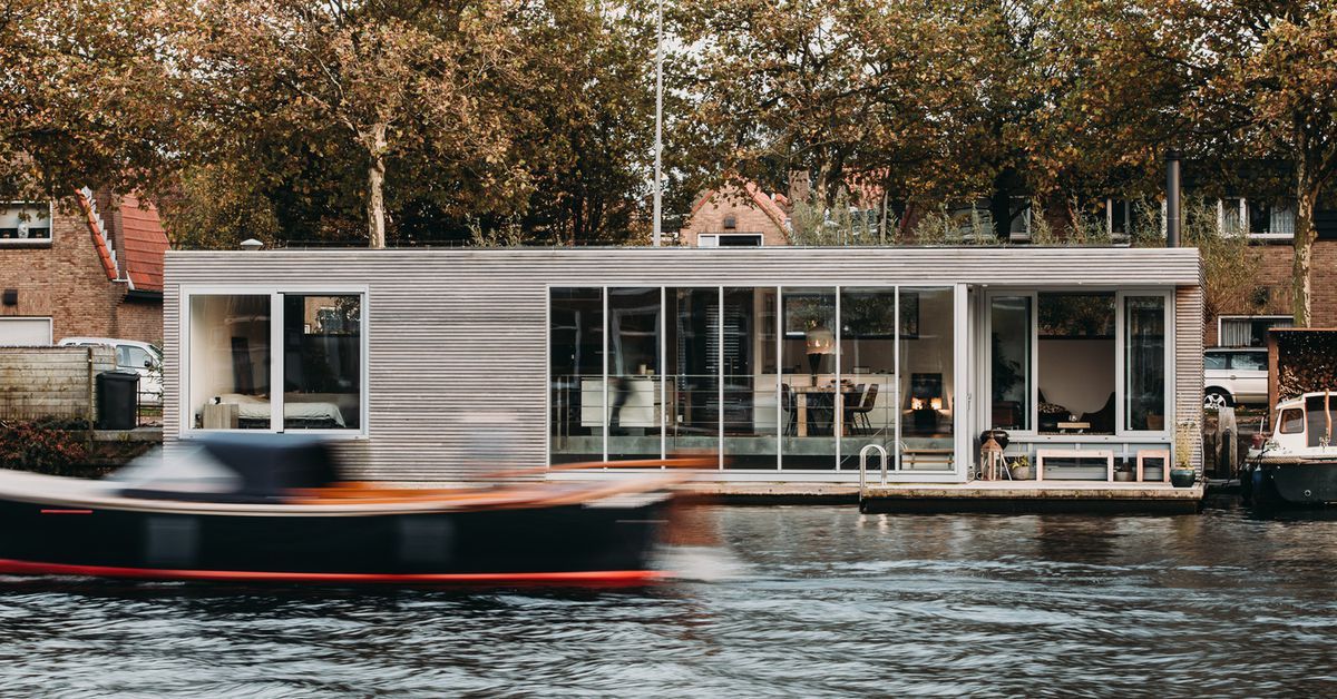 Solar-powered floating villa creates modern retreat in historic area: buff.ly/2D5HI7U