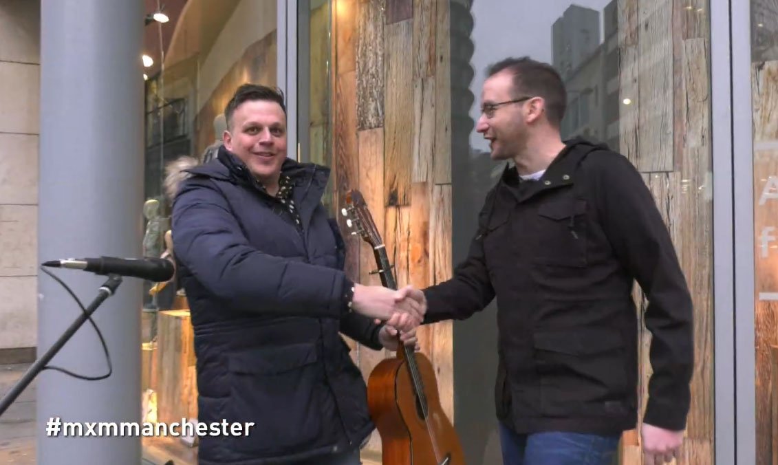 madridpormundo's tweet photo. Y en la calle nos juntamos con “el primo Juan”, un madrileño de Alcalá de Henares. Aquí se dedica al flamenco. ¡Vaya remix que se ha hecho con el Despa-Brexit! ¡Todo un éxito! Y aquí despedimos a nuestros madrileños. ¡Os esperamos en Madrid! #mxmManchester @telemadrid https://t.co/YBorAphSI6