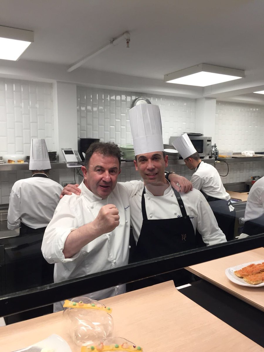 Berasategui's tweet photo. ¡A cuatro manos! Esta noche hemos tenido el honor y el placer de inaugurar las cenas a cuatro manos del festival gastronómico @PasseigdeGourmets. ¡Que empiece el espectáculo! #Passeigdegourmets https://t.co/Sf9M59dpa2
