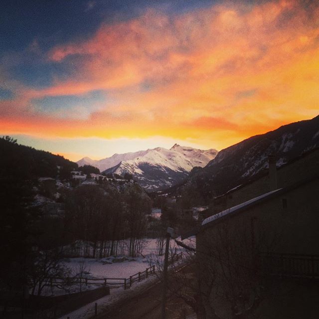 Batyst's tweet photo. Aurore Bramanaise 2 🔥🏔 #Bramans #ValCenis #HauteMaurienne #HauteMaurienneVanoise #InstantHMV #Maurienne #MauriennisezVous #Savoie #SavoieMontBlanc #Alpes #FrenchAlps #Beautiful #Colors #Landscape #Mountain #Sun #March2018 https://t.co/GZEcO5Gqx3 https://t.co/xNwA2oQwFl