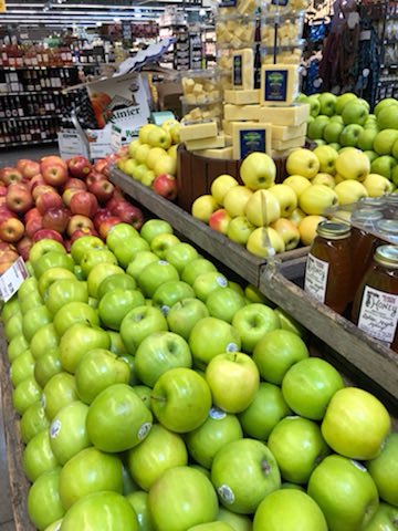 Adding colors, such as different fruits and vegetables, helps to balance your diet! Did you know red and purple foods provide antioxidants while orange and yellow foods provide vitamin C and can be a great source of potassium?#healthyeating
 #food #nutrition #HealthyLiving