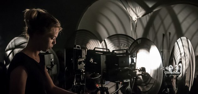 Vandmand: Mariska de Groot is a Dutch interdisciplinary artist who has been making and performing comprehensive analog light-to-sound instruments and installations for the last few years. Just like Dewi de Vree, who we’ve featured before on this blog,… dlvr.it/QK0h3j